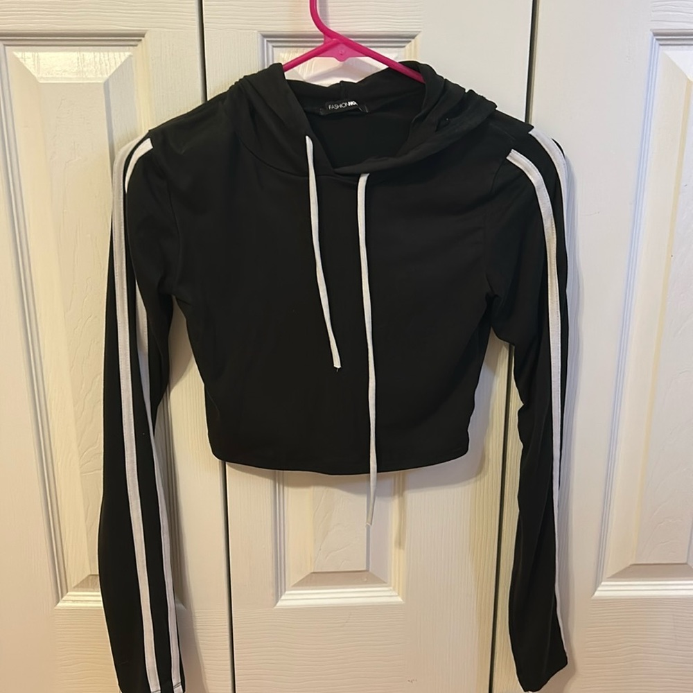 Black crop hoodie